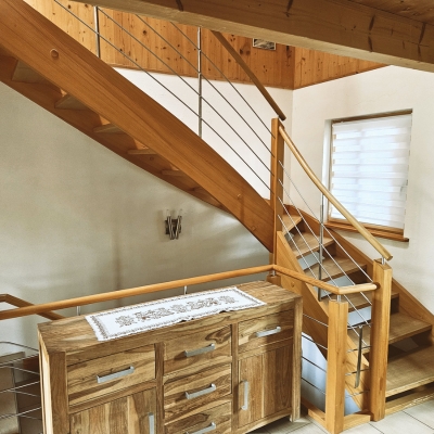 Das Bild zeigt den Flur und die Treppen nach oben