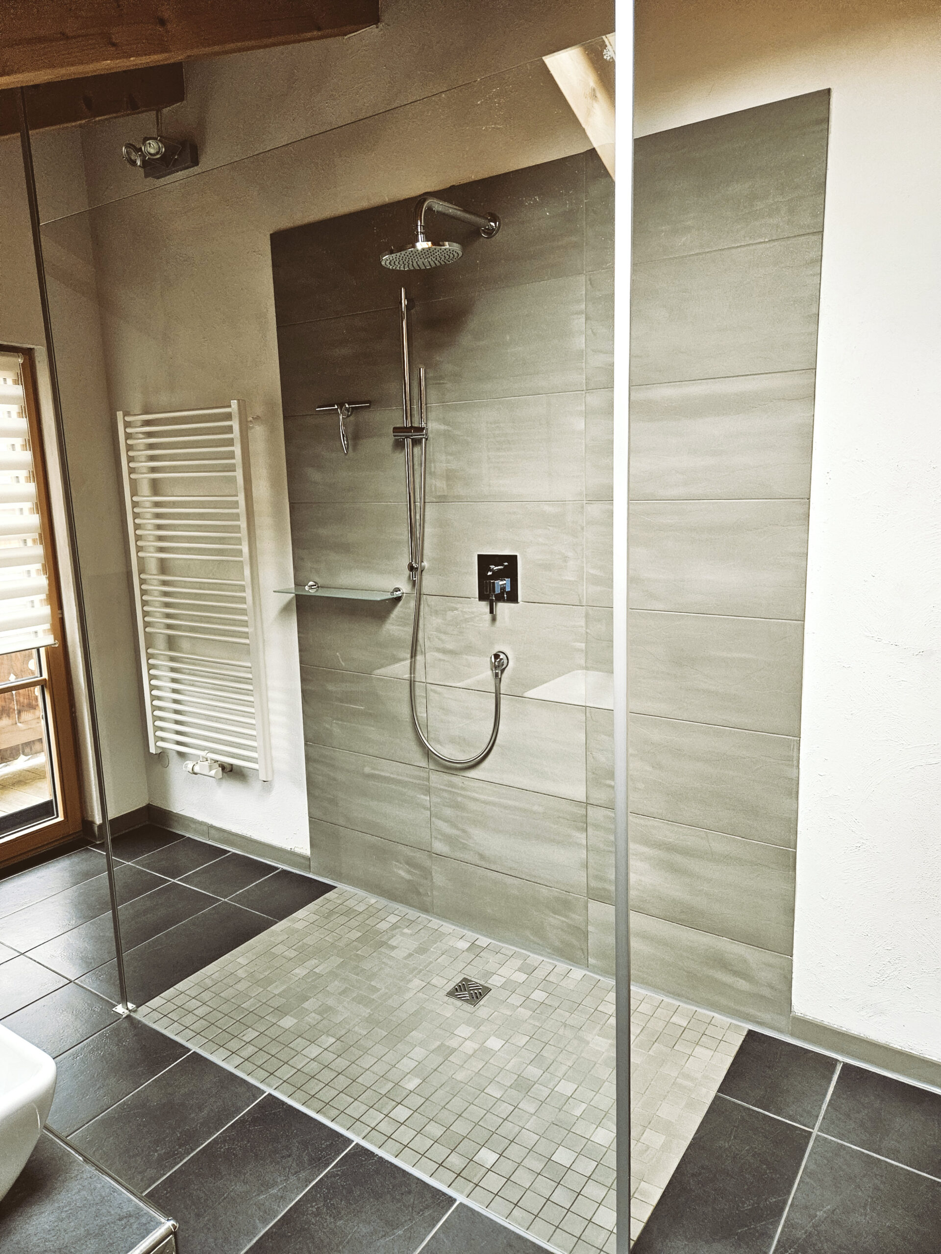 Das Bild zeigt die moderne Dusche des Ferienhauses Faistenau