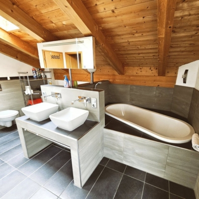 Das Bild zeigt das geräumige Bad mit Badewanne und Dusche