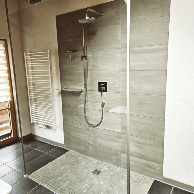 Das Bild zeigt die große Dusche